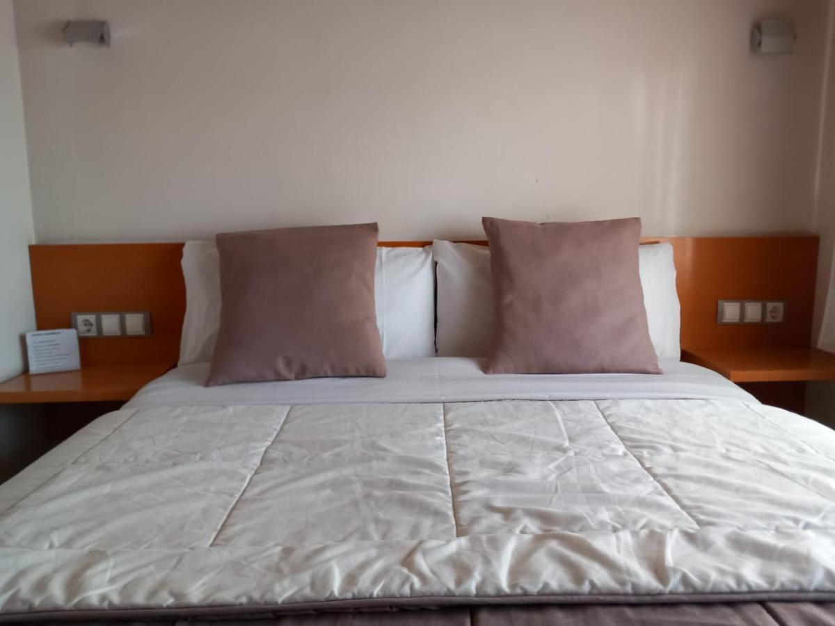 Hotel Viaurelia Montblanc Bagian luar foto