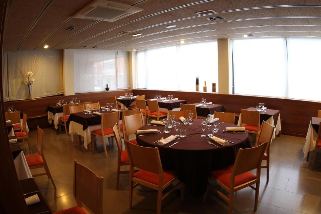 Hotel Viaurelia Montblanc Bagian luar foto